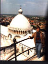 Italy_Me_Leaning_Tower_Of_Pisa.jpg (750862 bytes)